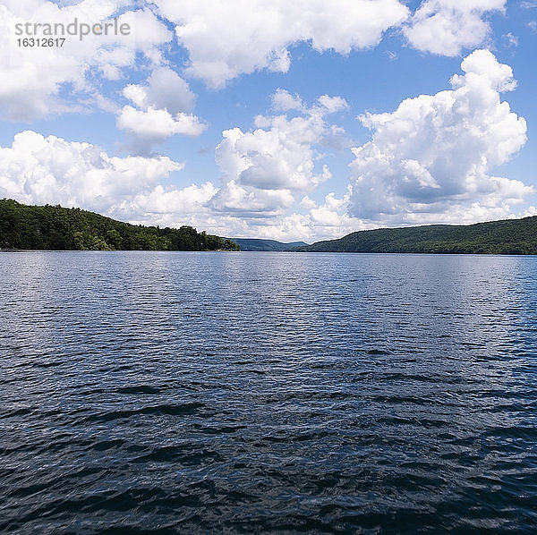 USA  New York  Cooperstown  Otsego Lake  Wolken über einem See  der von Hügeln umgeben ist