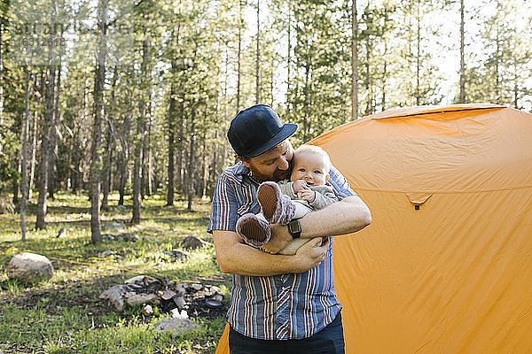 Vater mit kleinem Jungen (6-11 Monate) steht im Zelt im Uinta-Wasatch-Cache National Forest