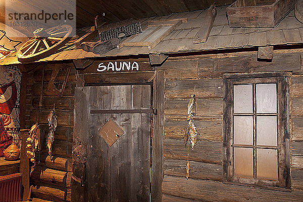 Ein Hotel mit altmodischen Zimmern im Retro-Stil und rustikalen Objekten  Tür zur Sauna.