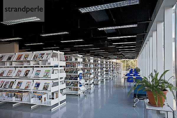 Öffentliche Bibliothek  moderne Einrichtung mit Bücherregalen