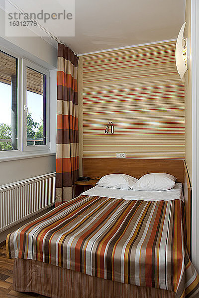 Kleines und farbenfrohes Hotelzimmer