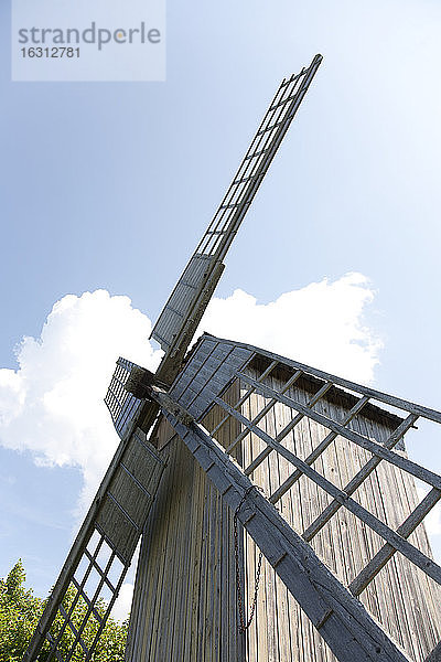 Konservierte Windmühle mit Holzsegeln