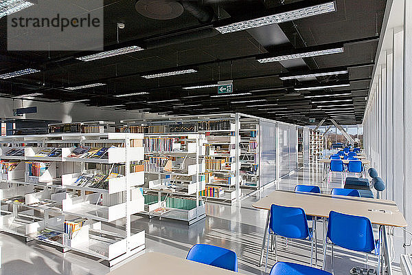 Öffentliche Bibliothek Innenansicht  modernes Gebäude mit Bücherregalen