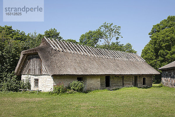 Außenansicht des Muhu-Museums in Estland  eine Scheune mit Strohdach.