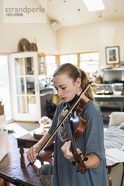 Teenagerin spielt zu Hause Geige