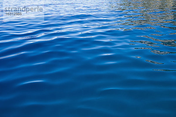 Detail des ruhigen Wassers eines Süßwassersees