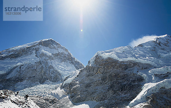 Schneebedeckte Berge und Blick auf den Khumbu-Eisfall.
