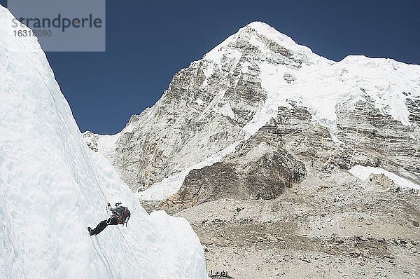 Bergsteiger mit Seil am Berg  Everest  Khumbu-Region  Nepal