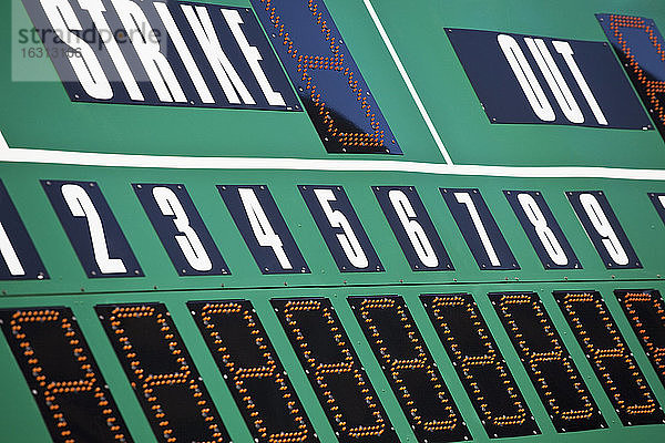 Baseball-Anzeigetafel  grüne Tafel und große Buchstaben und Zahlen