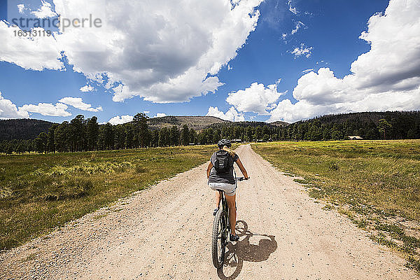 Erwachsene Frau auf Mountainbike