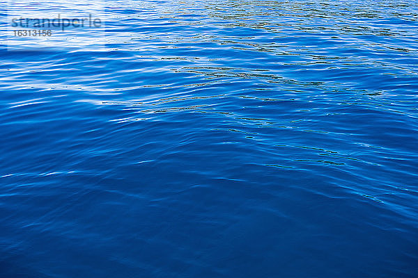 Detail des ruhigen Wassers eines Sees  Wellen auf dem Wasser