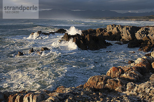 Blick auf die felsige Küste bei De Kelders  Südafrika.