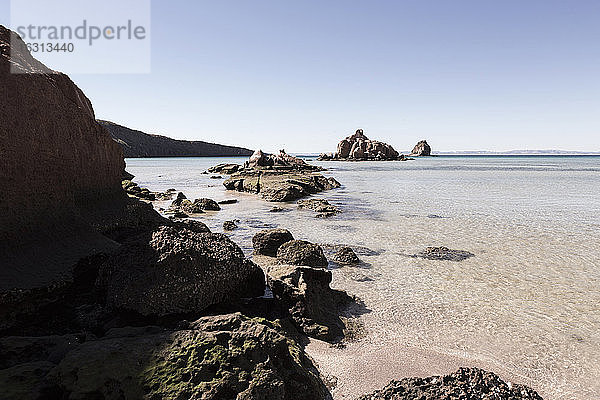 Sandstrand und Felsen  Meer von Cortes  auch bekannt als der Golf von Kalifornien  Mexiko.
