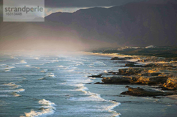 Blick entlang der Küstenlinie bei De Kelders  Südafrika.