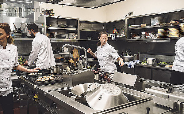 Köche  die in der Großküche eines Restaurants arbeiten
