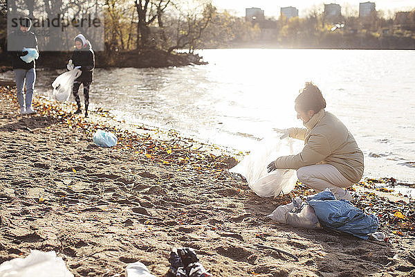 Junge Umweltschützerin sammelt Mikroplastik am See