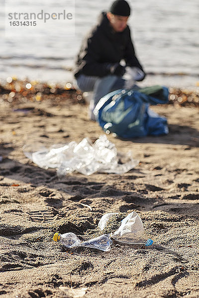 Junge Umweltschützer sammeln Plastikabfälle am See