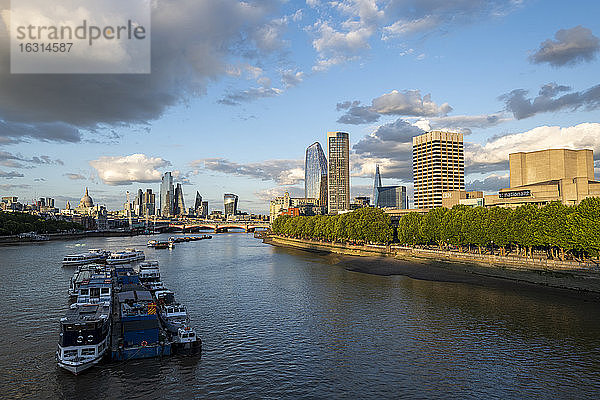 Die City of London und Southbank von der Waterloo Bridge  London  England  Vereinigtes Königreich  Europa