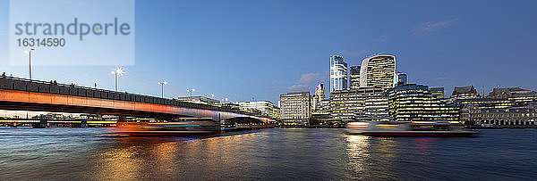London Bridge über die Themse mit farbenfroher Beleuchtung beleuchtet  London  England  Vereinigtes Königreich  Europa