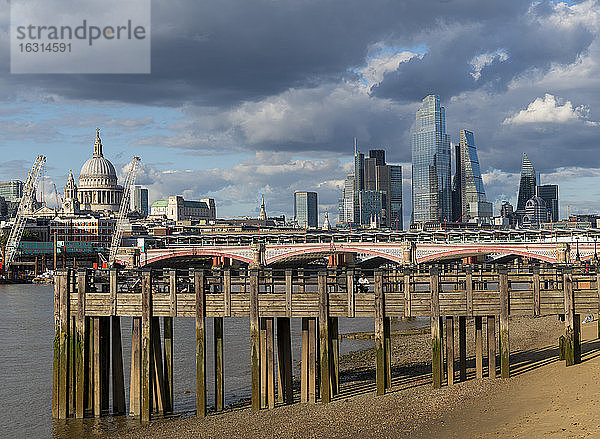 St. Pauls Cathedral und die City of London über alten Holzpfählen am Südufer der Themse  London  England  Vereinigtes Königreich  Europa