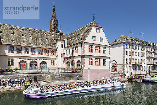 Ausflugsboot auf dem Fluss Ill  Historisches Museum und Kathedrale  Straßburg  Elsass  Frankreich  Europa