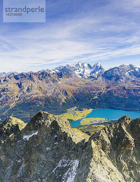 Drohnenflug über den Silvaplanasee und das Berninagebirge im Sommer  Engadin  Kanton Graubünden  Schweiz  Europa