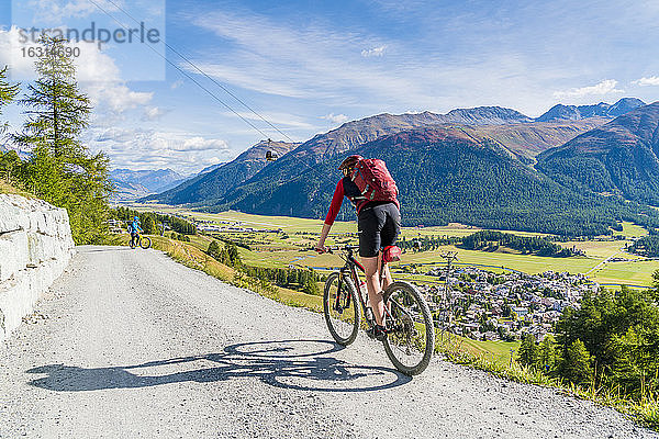 Mountainbiker auf dem Downhill-Pfad Richtung Celerina  Engadin  Kanton Graubünden  Schweiz  Europa
