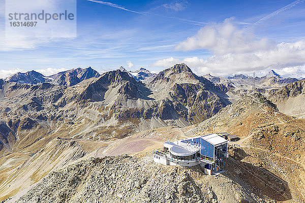 Luftaufnahme mit der Drohne der Seilbahnstation auf dem Gipfel des Piz Nair  Engadin  Kanton Graubünden  Schweiz  Europa