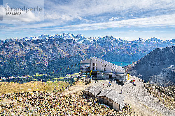 Luftaufnahme durch Drohnen von Touristen an der Seilbahnstation auf dem felsigen Gipfel des Piz Nair  Engadin  Kanton Graubünden  Schweiz  Europa