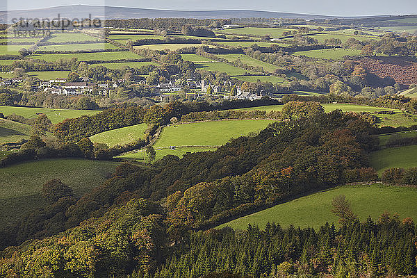 Rollendes Ackerland und das Dorf Brompton Regis  in der Nähe des Wimbleball Lake  im Exmoor-Nationalpark  Somerset  England  Grossbritannien  Europa