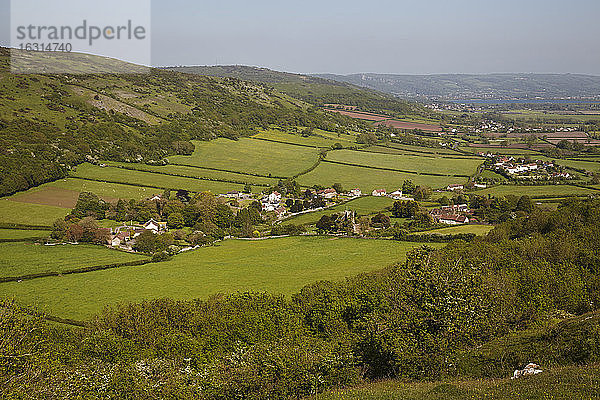 Ein Blick über die Landschaft vom Crook Peak entlang der Südhänge der Mendip Hills  in der Nähe von Cheddar  Somerset  England  Grossbritannien  Europa