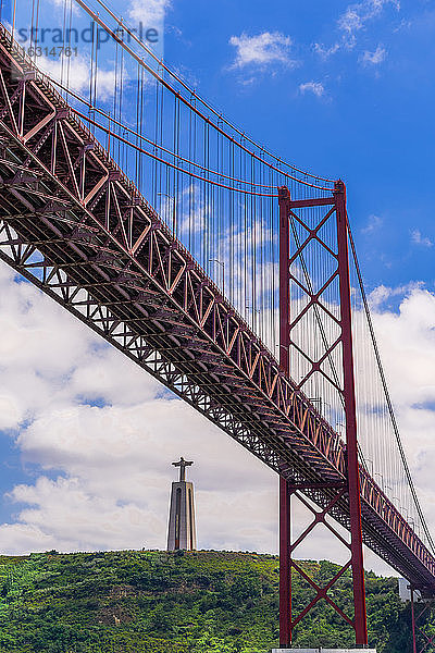 Ponte 25 de Abril-Brücke mit der Cristo-Rei-Statue (Christus-Königs-Heiligtum) dahinter  Hängebrücke über den Tejo  Lissabon  Portugal  Europa