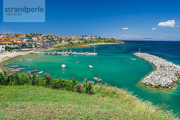 Küstendorf mit Fischerhafen  Blick auf den Hügel von Nea Fokaia auf der Halbinsel Kassandra mit niedrigen Gebäuden  Chalkidiki  Griechenland  Europa