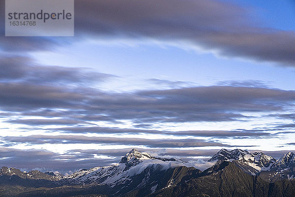 Luftaufnahme des Berggipfels Pizzo Scalino bei Sonnenaufgang  Valmalenco  Provinz Sondrio  Veltlin  Lombardei  Italien  Europa