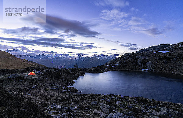 Wanderzelt am Ufer des Alpensees Zana bei Sonnenaufgang  Valmalenco  Provinz Sondrio  Veltlin  Lombardei  Italien  Europa