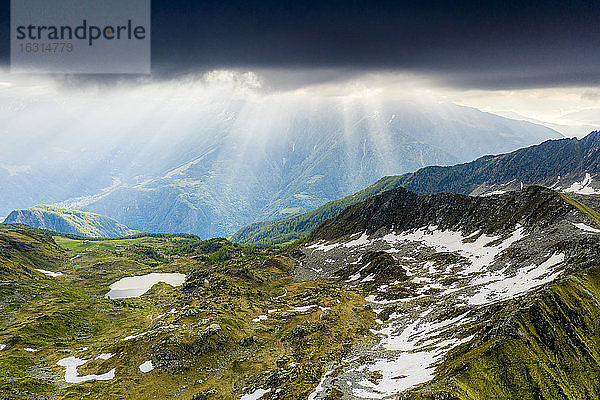 Lichtstrahl bei Sonnenaufgang über den Berggipfeln rund um den Arcoglio-See  Valmalenco  Provinz Sondrio  Valtellina  Lombardei  Italien  Europa