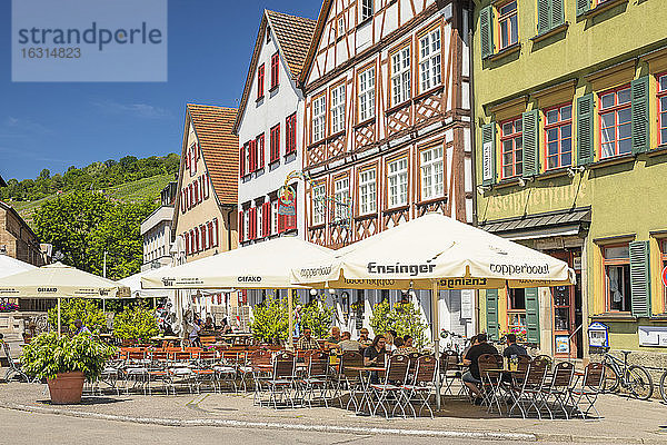 Restaurants und Straßencafés auf dem Marktplatz  Esslingen  Baden-Württemberg  Deutschland  Europa