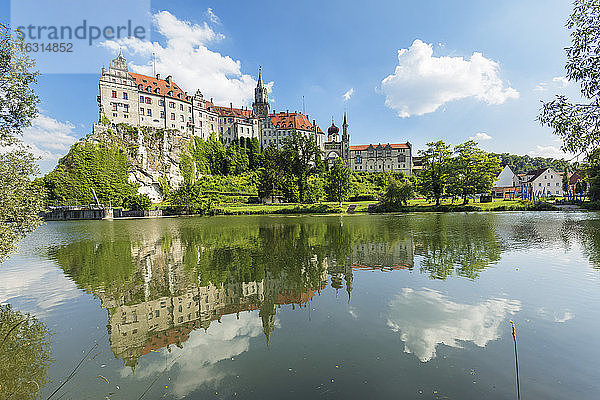 Schloss Sigmaringen spiegelt sich in der Donau  Oberes Donautal  Schwäbische Alb  Baden-Württemberg  Deutschland  Europa