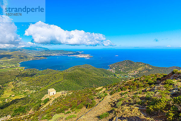 Panoramablick auf den Golf von Portoferraio  Insel Elba  vom Gipfel des Monte Volterraio  auf dem die Festung den Nordteil der Insel beherrscht  mit der Kirche San Leonardo im Hintergrund  Toskanischer Archipel  Toskana  Italien  Europa