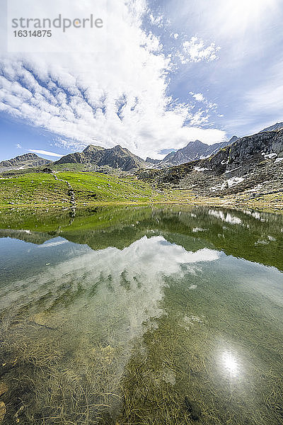 Sonnenlicht über den Berggipfeln mit Blick auf die Porcile-Seen  Tartano-Tal  Veltlin  Provinz Sondrio  Lombardei  Italien  Europa