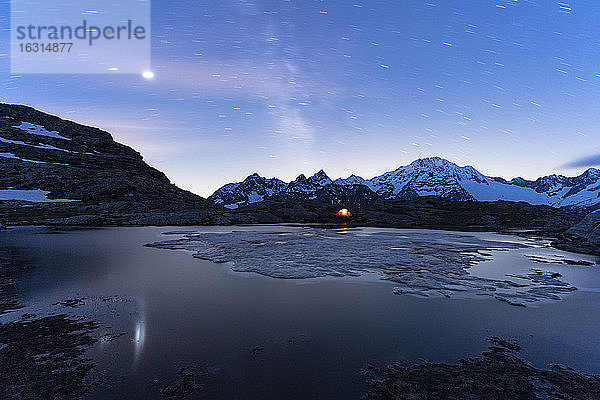 Zelt unter Sternenhimmel und Milchstraße mit Monte Disgrazia im Hintergrund  Alpe Fora  Valmalenco  Provinz Sondrio  Lombardei  Italien  Europa