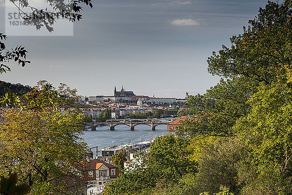 Prager Burg und Vorort Mala Strana von der Burg Vysehrad mit Moldau und Brücken  UNESCO-Weltkulturerbe  Prag  Tschechische Republik  Europa