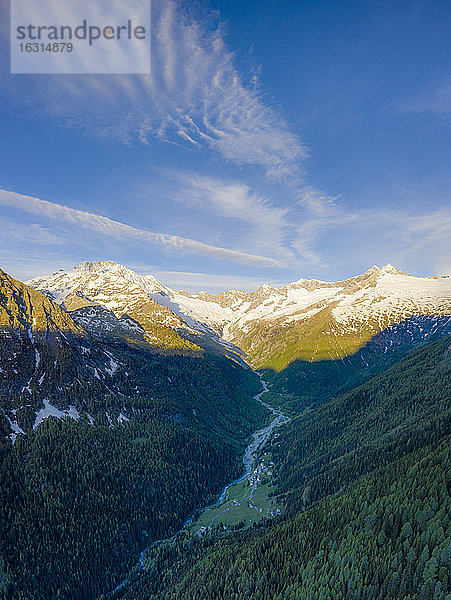 Luftpanorama des Monte Disgrazia und des Chiareggio-Tals im Morgengrauen  Valmalenco  Provinz Sondrio  Veltlin  Lombardei  Italien  Europa