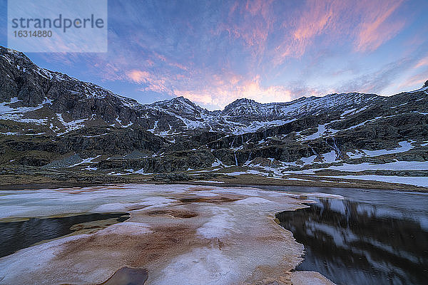 Schmelzendes Eis beim Auftauen in der Morgendämmerung  Alpe Fora  Valmalenco  Provinz Sondrio  Veltlin  Lombardei  Italien  Europa