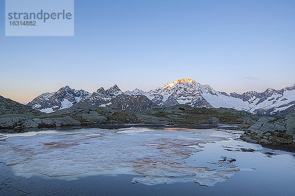 Sonnenaufgang über dem schneebedeckten Gipfel des Monte Disgrazia  Alpe Fora  Valmalenco  Provinz Sondrio  Valtellina  Lombardei  Italien  Europa