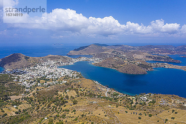 Luftaufnahme mit Drohnen über Patmos und der Stadt Skala  Patmos  Dodekanes  Griechische Inseln  Griechenland  Europa