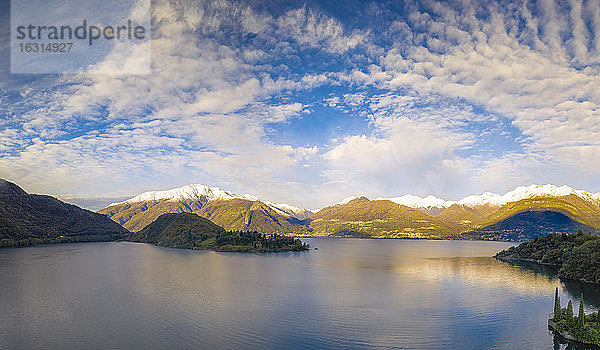 Luftaufnahme der Drohne von Piona und Monti Lariani  Comer See  Colico  Provinz Lecco  Lombardei  Italienische Seen  Italien  Europa