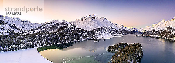 Luftbildpanorama von Piz Da La Margna und Silsersee während eines winterlichen Sonnenaufgangs  Engadin  Kanton Graubünden  Schweiz  Europa