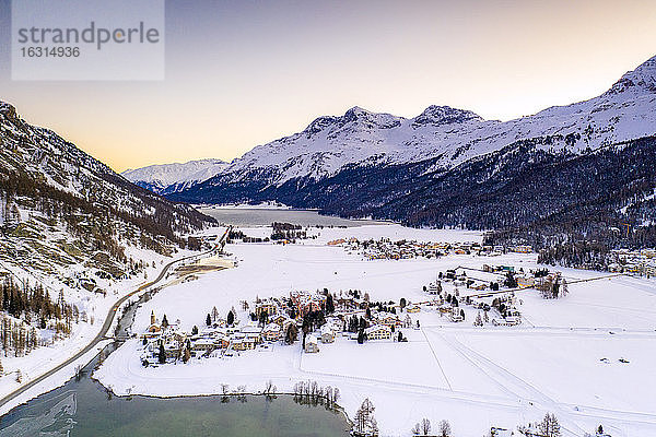 Das verschneite Dorf Segl (Sils im Engadin) am Ufer des Silsersees im Morgengrauen  Engadin  Kanton Graubünden  Schweiz  Europa