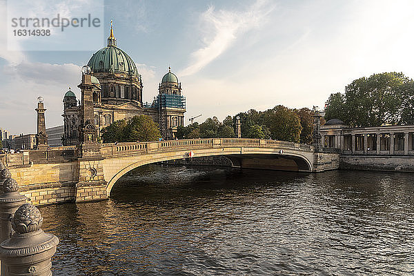 Berliner Dom an der Spree mit alter Brücke im Vordergrund  Berlin  Deutschland  Europa